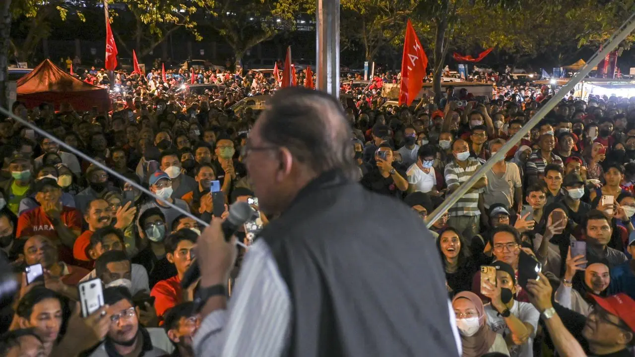 221124214730-01-anwar-ibrahim-rally-111722-restricted