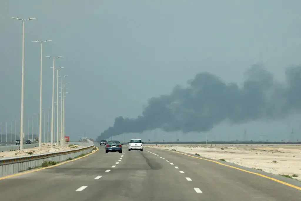 02iran-live-gulf-strikes-qzjl-jumbo