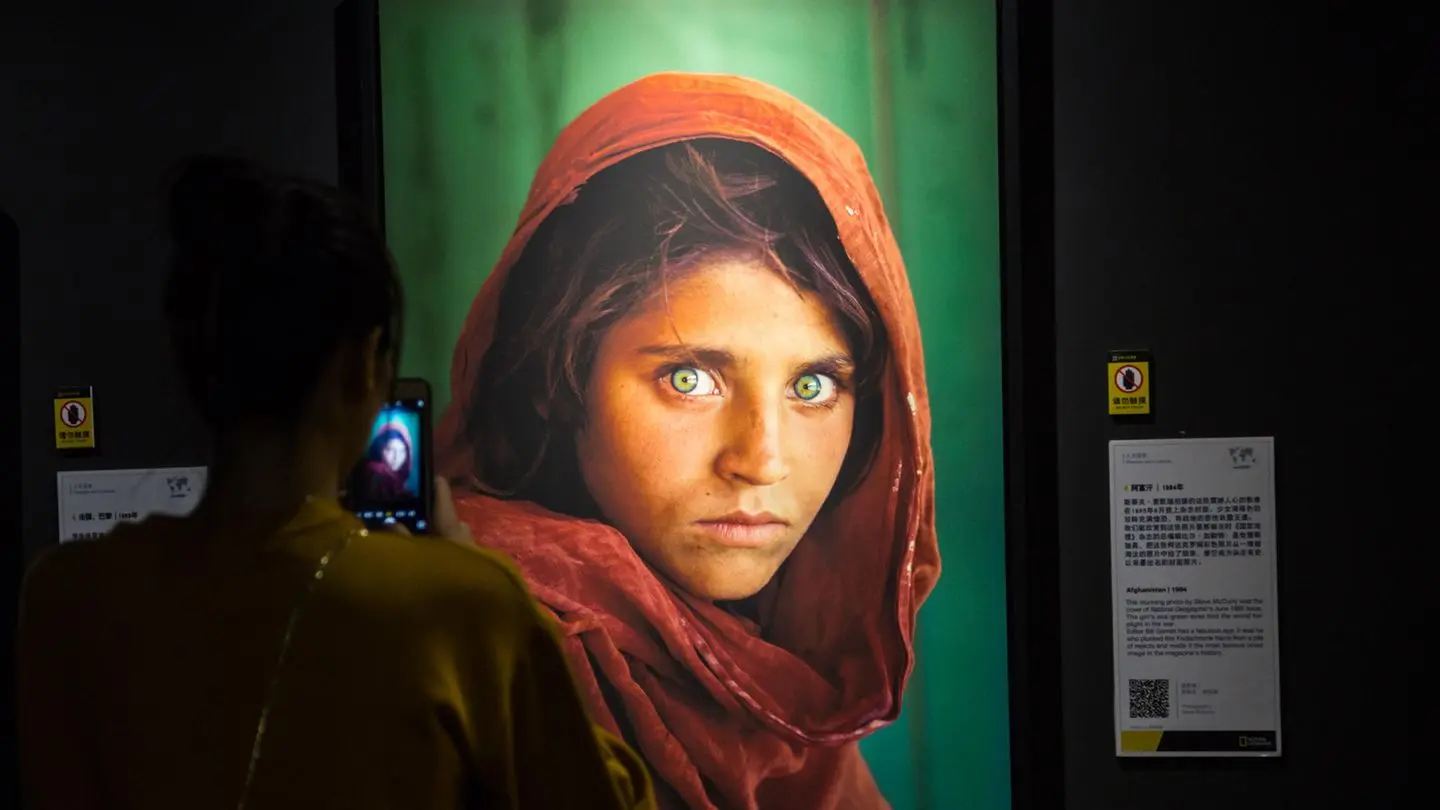 Steve-Mccurry-Sharbat-Gula-Nasir-Bagh-Refugee-Camp-Peshawar-Pakistan  شربت‌گل زمانی معروف به «مونالیزای افغان»،