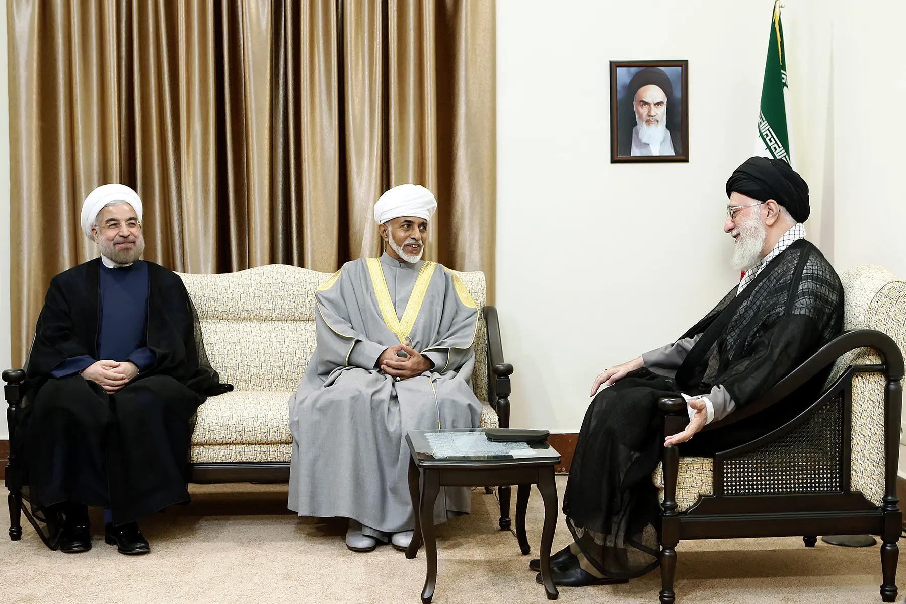 علی خامنه‌ای سلطان قابوس