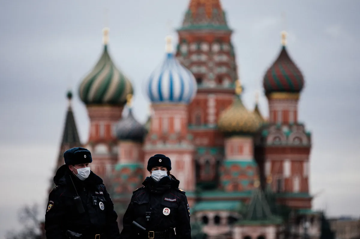 2236295-russian-police-officers-moscow.jpg