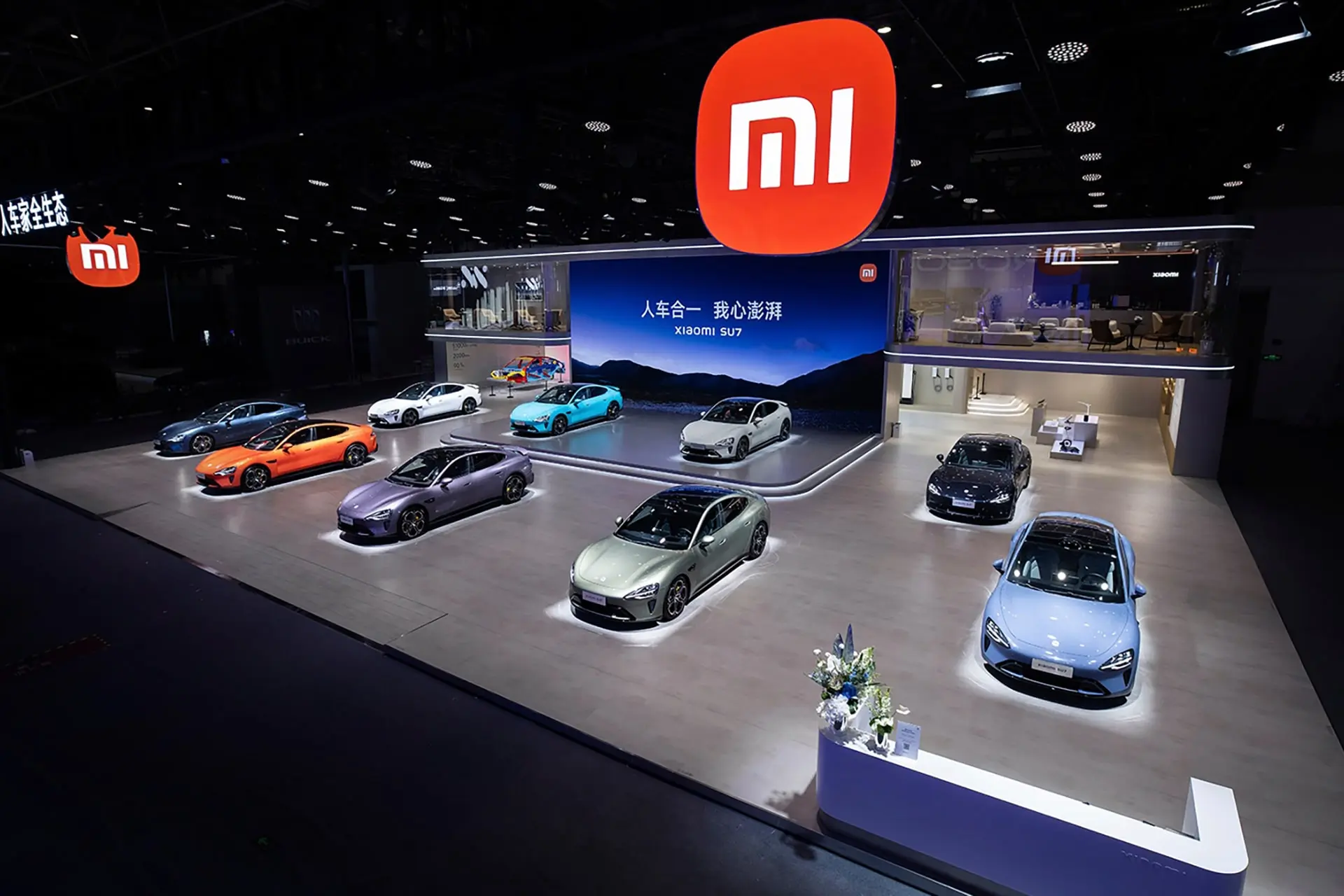 چرا خودروها برقی شدند اما مشتریها بعد 17 سال نه؟ Xiaomi-SU7-Exhibition (1)