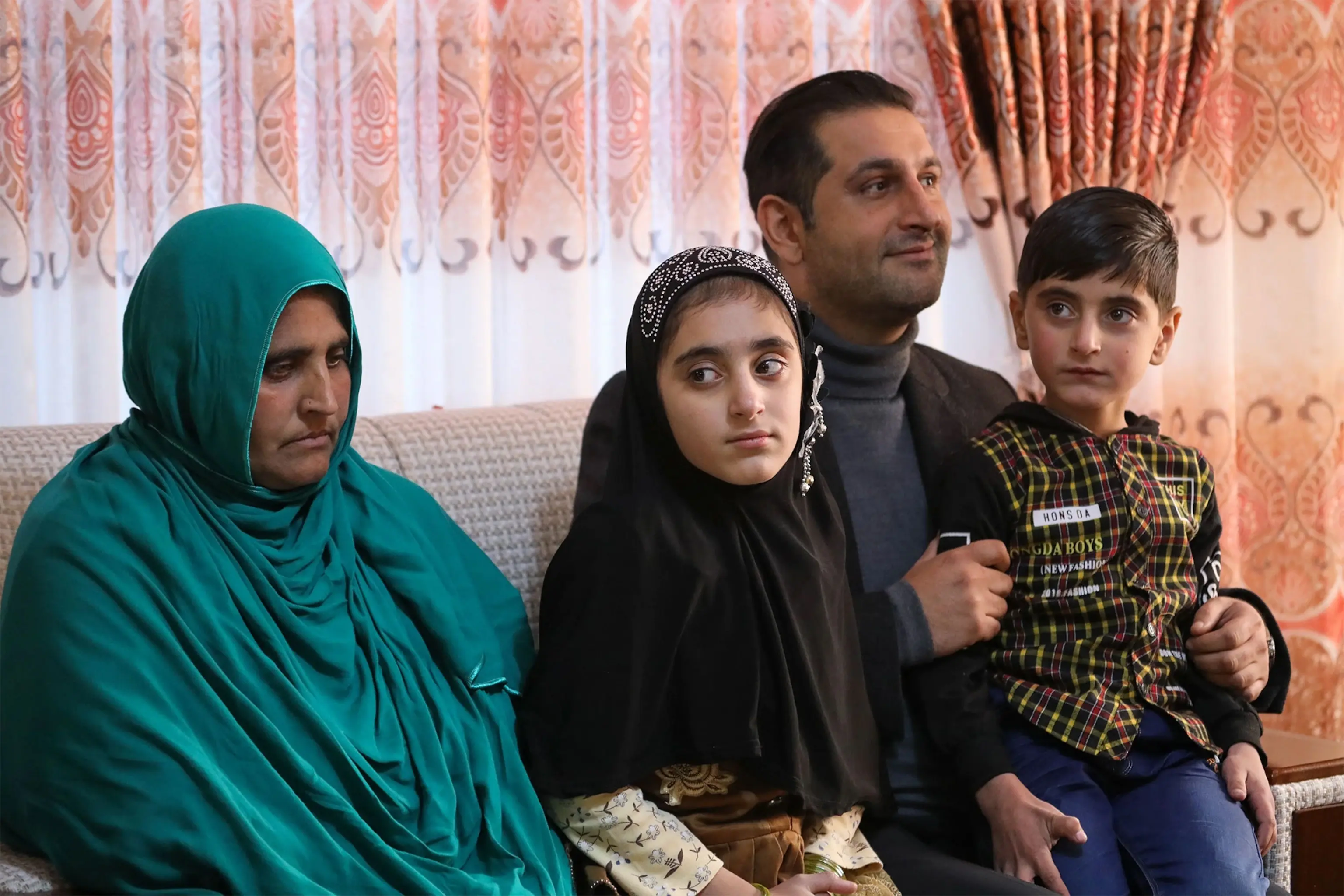 Steve-Mccurry-Sharbat-Gula-Nasir-Bagh-Refugee-Camp-Peshawar-Pakistan  شربت‌گل زمانی معروف به «مونالیزای افغان»،