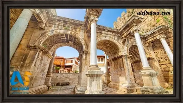 نمایی از دروازه هادریان آنتالیا