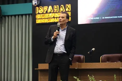 مسعود فرقدانی در حال تشریح دیدگاه‌های خود درباره سرمایه‌گذاری گردشگری، هوش مصنوعی و زیرساخت‌های خدماتی.