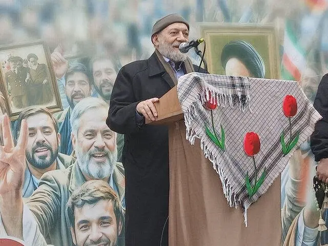 صحبت‌ها و تیپ خاص جواد لاریجانی در راهپیمایی ۲۲ بهمن+ تصویر