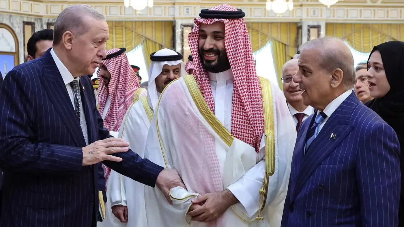 Turkish President Recep Tayyip Erdogan_ Saudi Crown Prince Mohammed bin Salman and Pakistani Prime Minister Shehbaz Sharif meet in Mecca_ 7 August 2026 (AFP).jpg