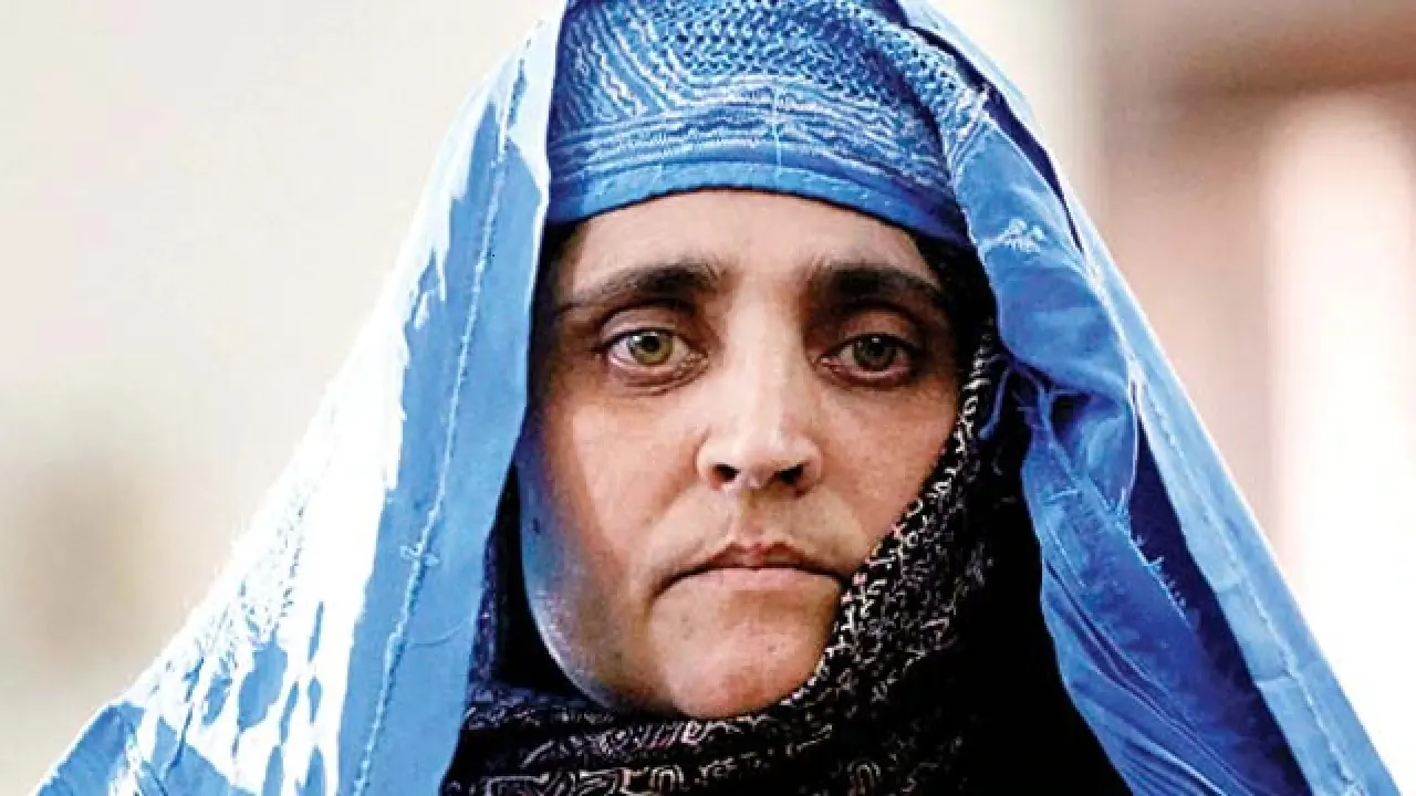Steve-Mccurry-Sharbat-Gula-Nasir-Bagh-Refugee-Camp-Peshawar-Pakistan  شربت‌گل زمانی معروف به «مونالیزای افغان»،
