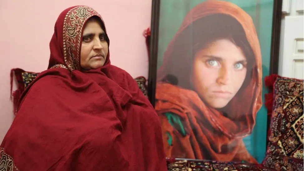 Steve-Mccurry-Sharbat-Gula-Nasir-Bagh-Refugee-Camp-Peshawar-Pakistan  شربت‌گل زمانی معروف به «مونالیزای افغان»،