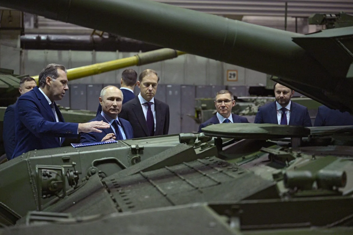 russia-war-economy-GettyImages-2005632144-e1731426251905