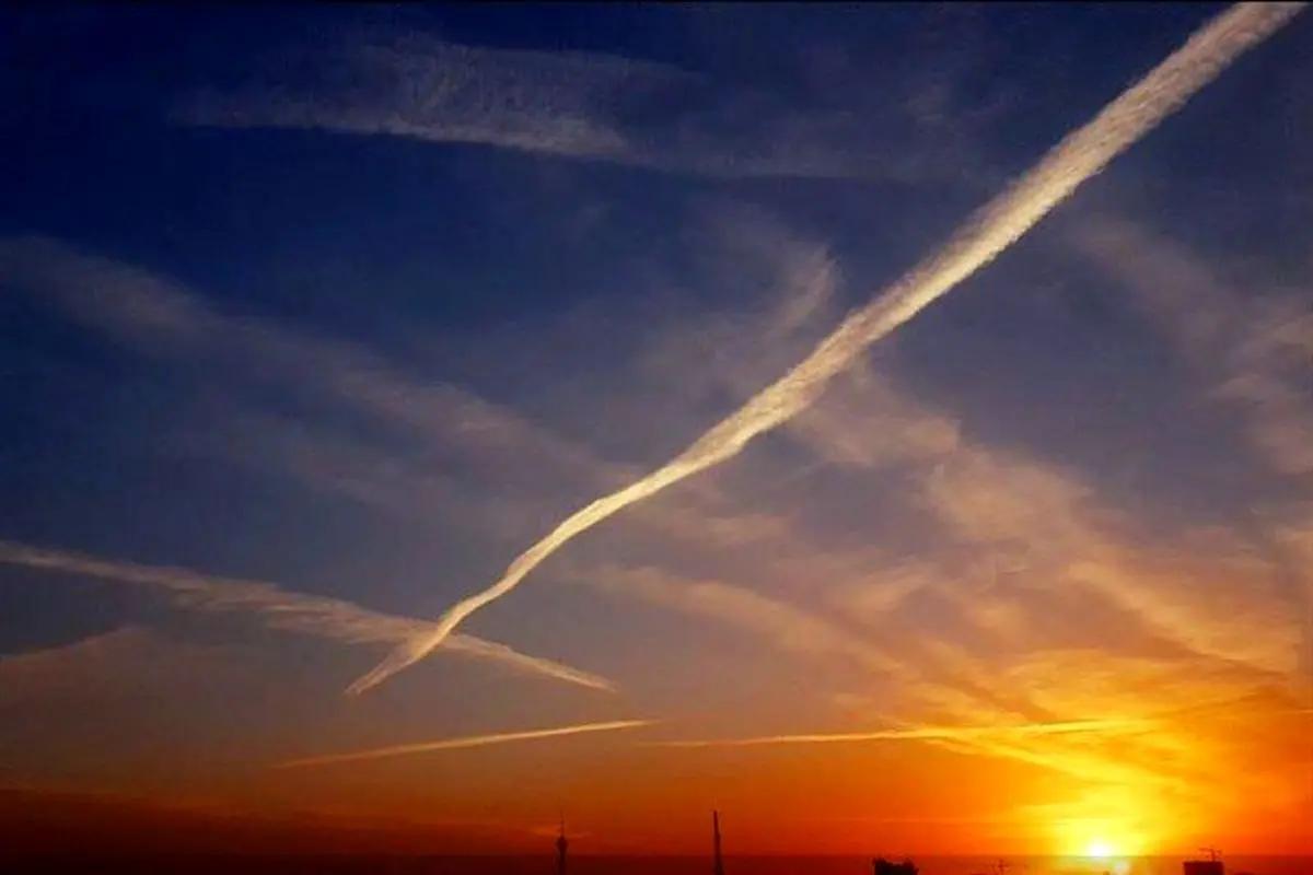 ماجرای ابرهای خطی آسمان تهران چیست؟+ تصویر