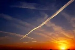 ماجرای ابرهای خطی آسمان تهران چیست؟+ تصویر