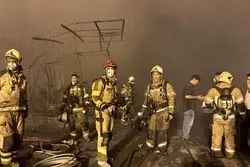 مهار آتش در بازار آهن شادآباد+فیلم لحظات اولیه آتش سوزی