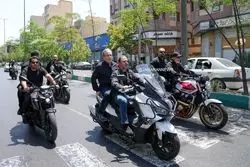 تصویر تازه و متفاوت از حضور وزیر خارجه در مراسم تشییع رهبر شهید با موتور