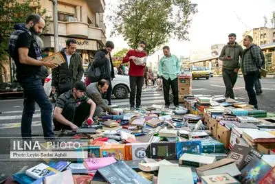 پیاده‌روی خیابان انقلاب مال چه کسی است؟