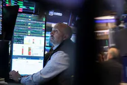 بازارهای جهانی یک روز بعد از عملیات تلافی‌جویانه ایران؛ قیمت نفت و طلا افت کرد