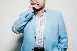 مرگ ژنرالِ در تبعید؛ سقوط با شمشیرِ دولبه‌ی خودساخته