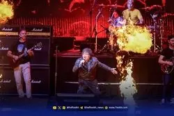 رئیس‌جمهور گیتار به دست