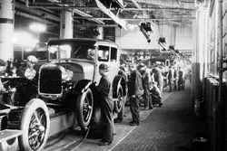 چگونه کارخانه‌های آمریکایی «رونالد کوز» را از برنامه‌ریزی مرکزی برای اقتصاد منصرف کردند؟