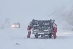 ببینید/ برف در این استان هم‌قد پشت‌بام‌ها شد