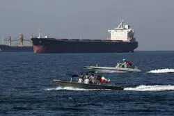 سپاه این‌گونه بستن تنگه هرمز را تمرین کرد/ صف کشتی ها در تنگه هرمز + ویدئو