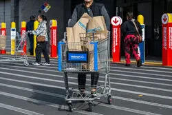 چشم سرمایه‌گذاران به داده کلیدی آمریکا؛ رشد خرده فروشی عقب نشست؟