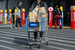 چشم سرمایه‌گذاران به داده کلیدی آمریکا؛ رشد خرده فروشی عقب نشست؟