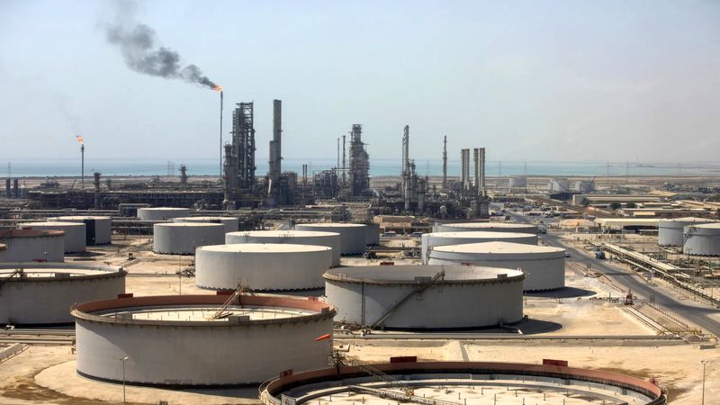 ضربه اوپک‌پلاس به بازار جهانی؛ قیمت نفت در سراشیبی افتاد