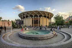 اطراف تئاترشهر دیوارکشی می شود؟

