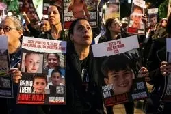 درخواست خانواده اسیران اسرائیلی از نتانیاهو برای موافقت با توافق آتش‌بس