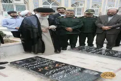 حضور رهبر معظم انقلاب و حاج قاسم سلیمانی بر مزار یکی از شهدای عملیات کربلای چهار در گلزار شهدای کرمان 
