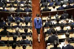 بانوی آهنین فرمان انحلال مجلس را صادر کرد؛ سرزمین افتاب به کدام سو می‌رود؟