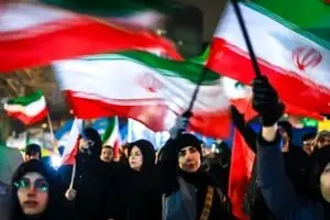 آیا برای حضور در تجمات شبانه به مردم پول پرداخت می‌شود؟