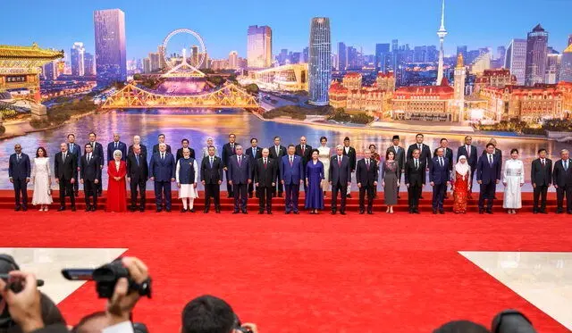 غیبت پزشکیان در عکس یادگاری اجلاس شانگهای / علت چه بود؟ 