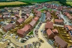 سرعت گرفتن ساخت مسکن در انگلستان؛ بریتانیا می‌تواند در 5 سال، 1/5 میلیون خانه بسازد؟