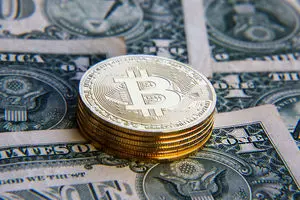وقتی صرافی با پول مشتری زمین می‌خرد، دیگر صرافی نیست