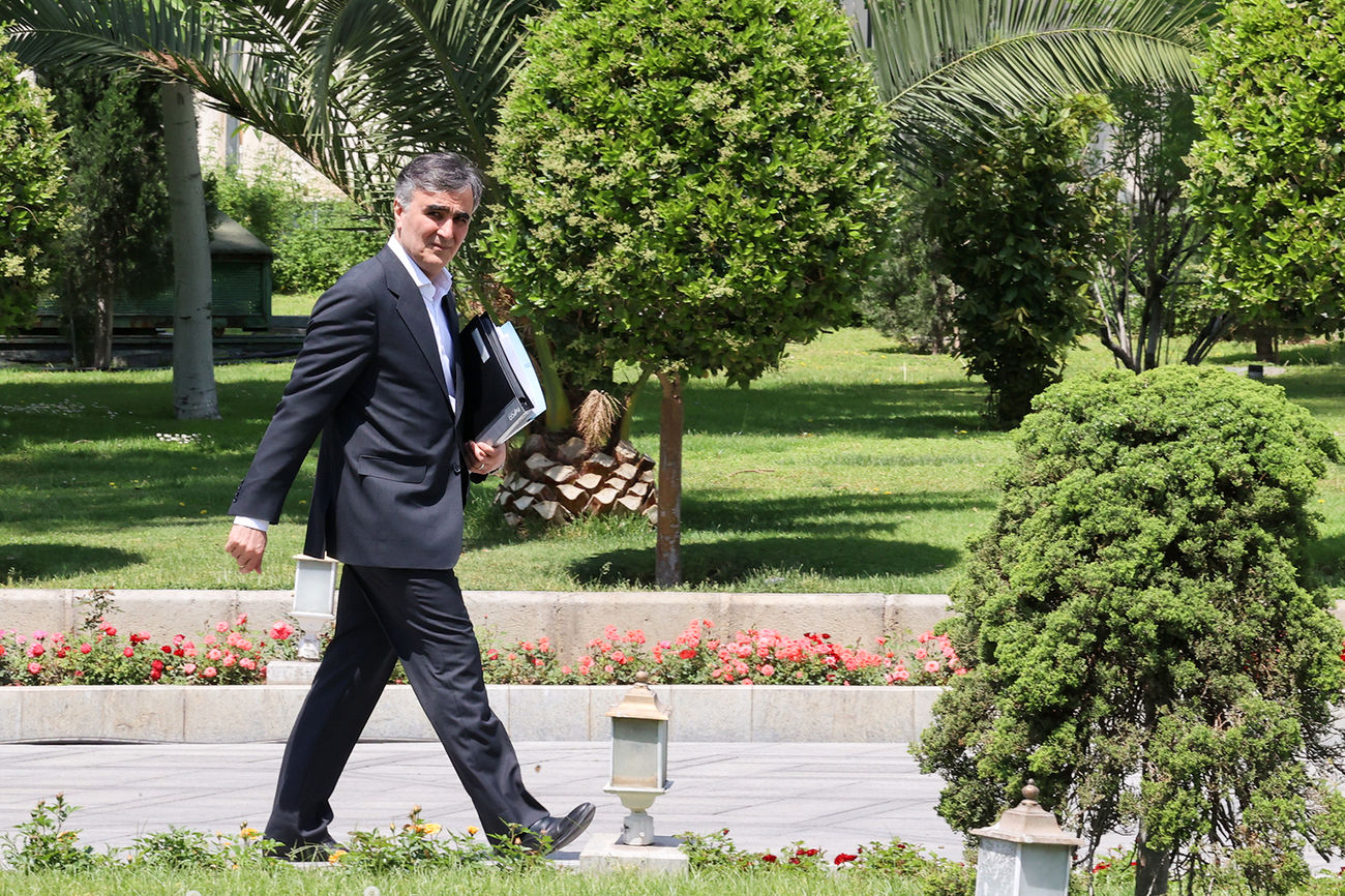رئیس کل بانک مرکزی: دلار ۱۵۰ هزارتومانی؟ شوخی می‌کنند!