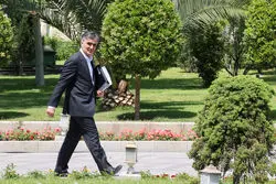  رئیس کل بانک مرکزی: دلار ۱۵۰ هزارتومانی؟ شوخی می‌کنند!