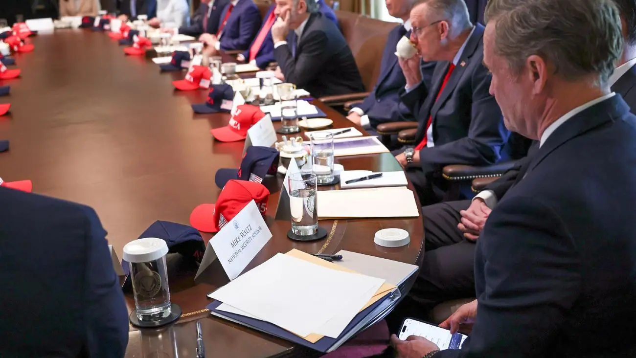 رسوایی امنیتی جدید در کابینه ترامپ؛ چگونه یک عکاس زیر پای مشاور امنیت ملی کاخ سفید را خالی کرد؟