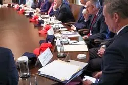 رسوایی امنیتی جدید در کابینه ترامپ؛ چگونه یک عکاس زیر پای مشاور امنیت ملی کاخ سفید را خالی کرد؟