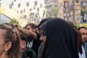 حاشیه عجیب مراسم زنده‌یاد اکبر عبدی؛ سلفی‌های جنجالی با بازیگران وایرال شد
