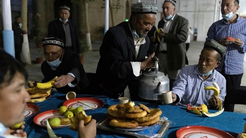 چگونه دولت چین شهروندان مسلمانش را مجبور می‌کند ثابت کنند که روزه نیستند؟