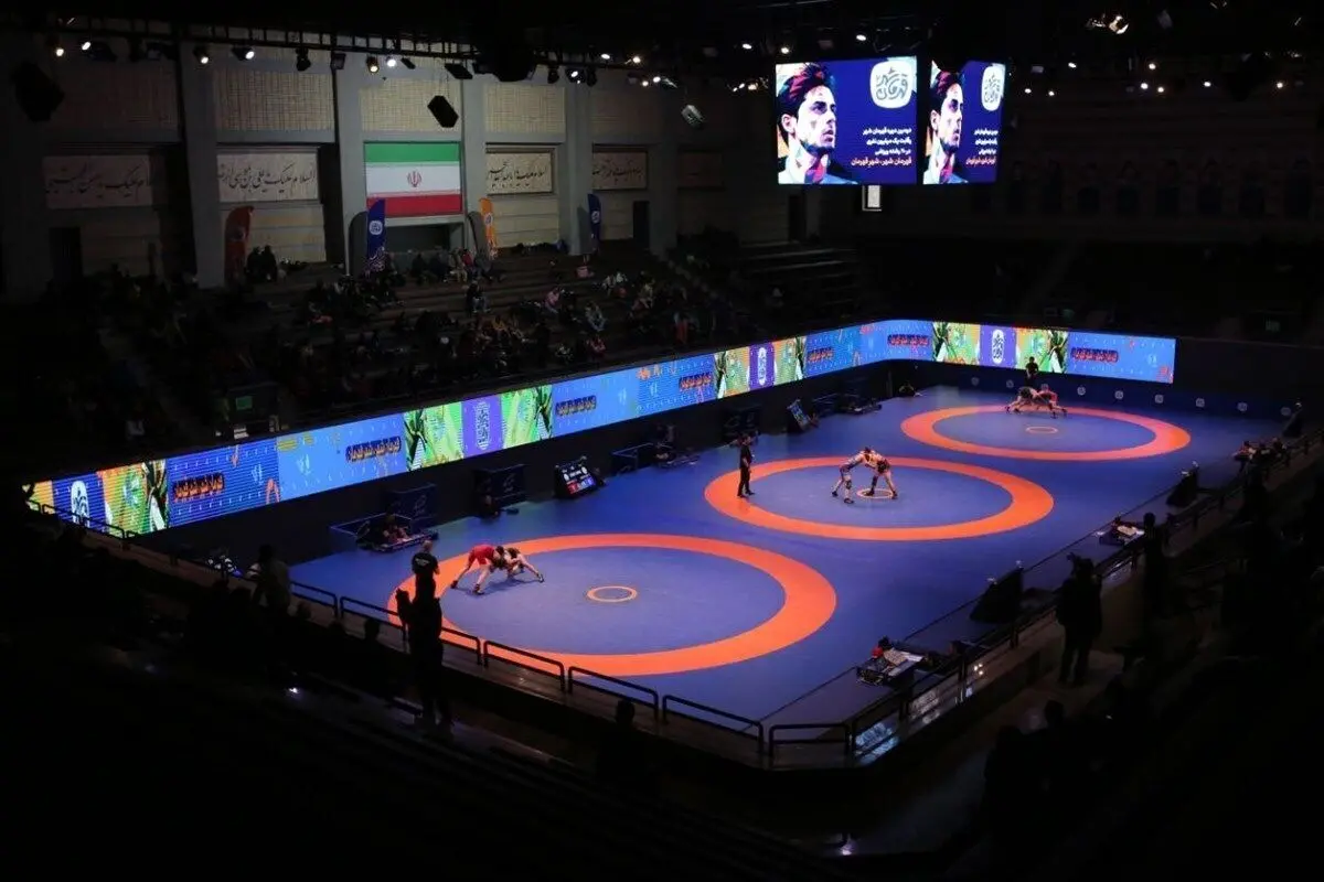 ببینید / تشویق یکپارچه رسول خادم پیش از شروع فینال لیگ کشتی آزاد+واکنش دبیر
