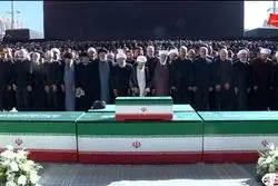 صف اول نماز بر پیکر رهبر شهید در نخستین تصویر منتشرشده