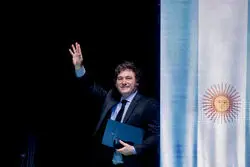 خاویر میلی پزو را آزادتر می‌کند