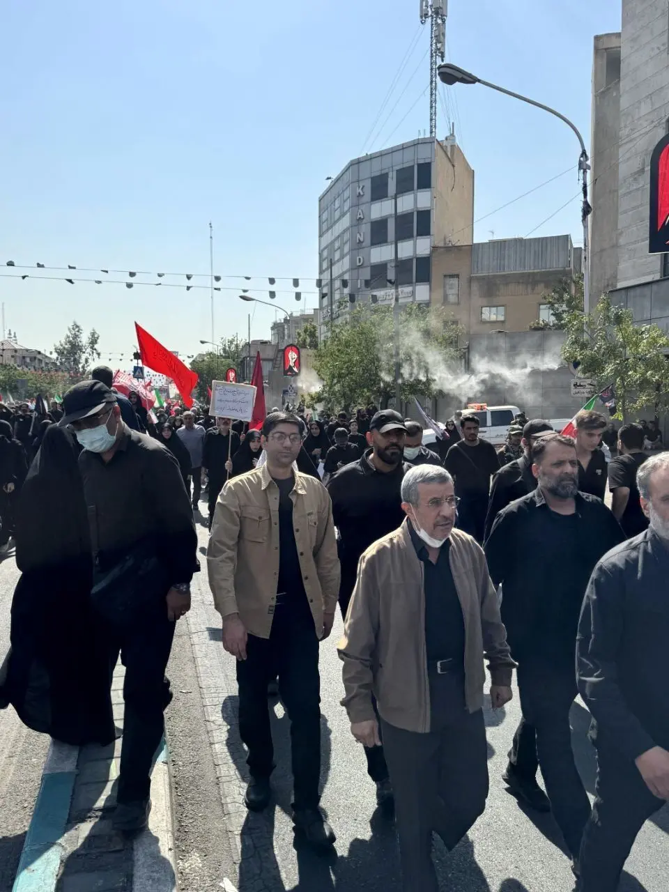 تصویر جدید از حضور محمود احمدی‌نژاد در مراسم تشییع