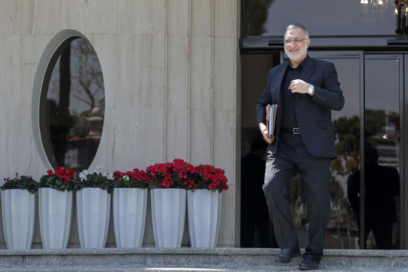 توضیح زاکانی درباره معطلی اتوبوس های برقی در گمرک 