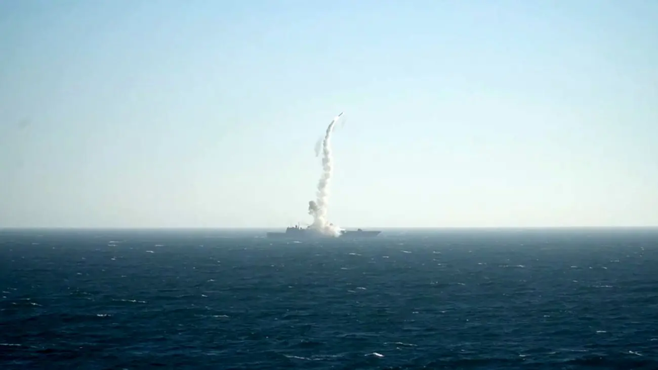 نمایش قدرت رزمی پوتین با موشک‌های هایپرسونیک «زیرکون» و بمب‌افکن‌های سوخو-34