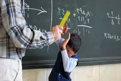 معلم خاطی سنندجی تعلیق شد؛ مدیر مدرسه عزل