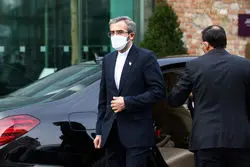 علامت باقری به بازار دلار

